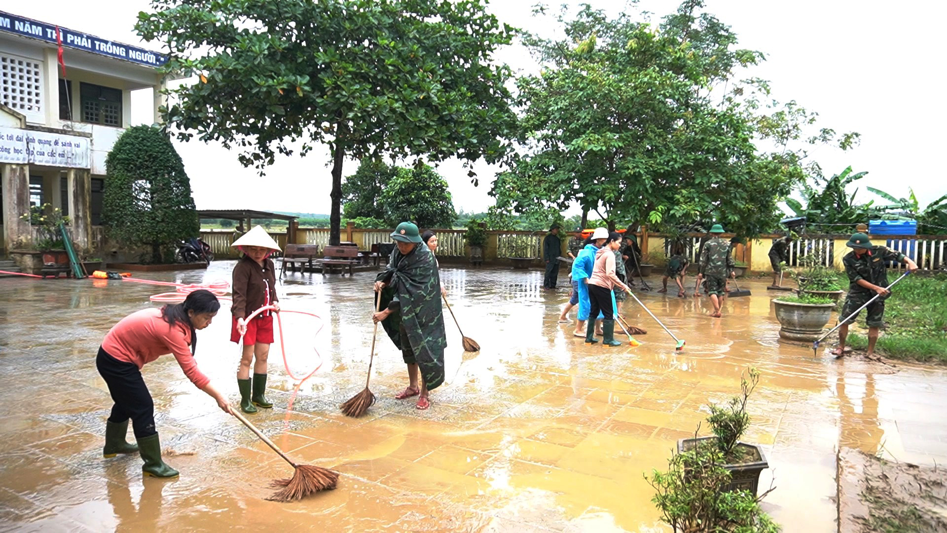 Cán bộ, chiến sĩ Trung đoàn 19 giúp Trường Tiểu học và Trung học cơ sở Cam Tuyền dọn dẹp sau lũ.