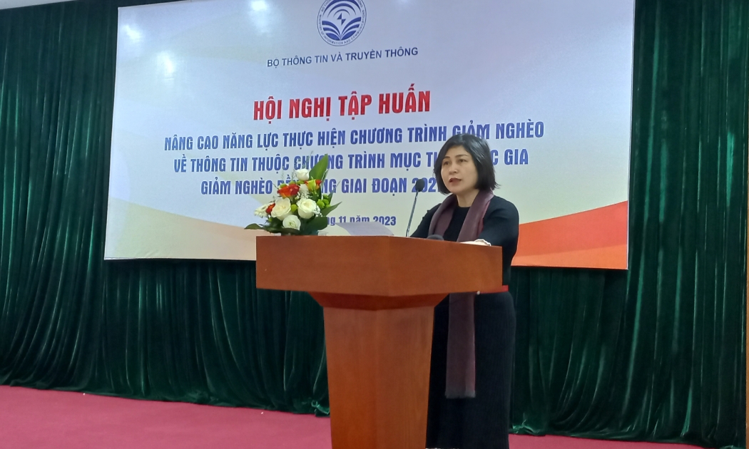  Bà Nguyễn Minh Hằng, Phó Vụ trưởng Vụ Pháp chế, Bộ Thông tin và Truyền thông nhấn mạnh vai trò của công tác thông tin đối với chương trình giảm nghèo. Ảnh - N.Dương.