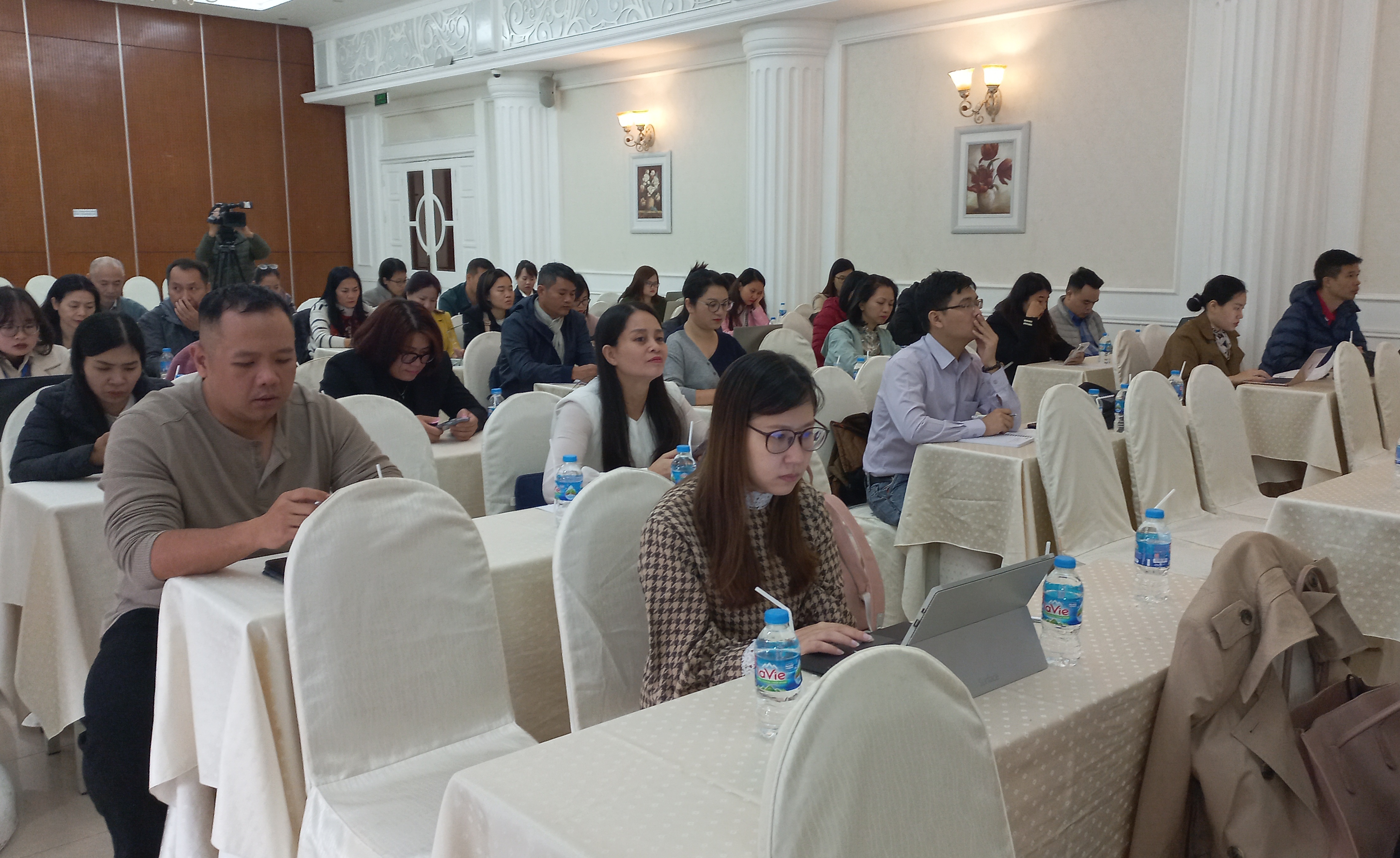 C&aacute;c ph&oacute;ng vi&ecirc;n, bi&ecirc;n tập vi&ecirc;n tham dự hội nghị. Ảnh - N.Dương.