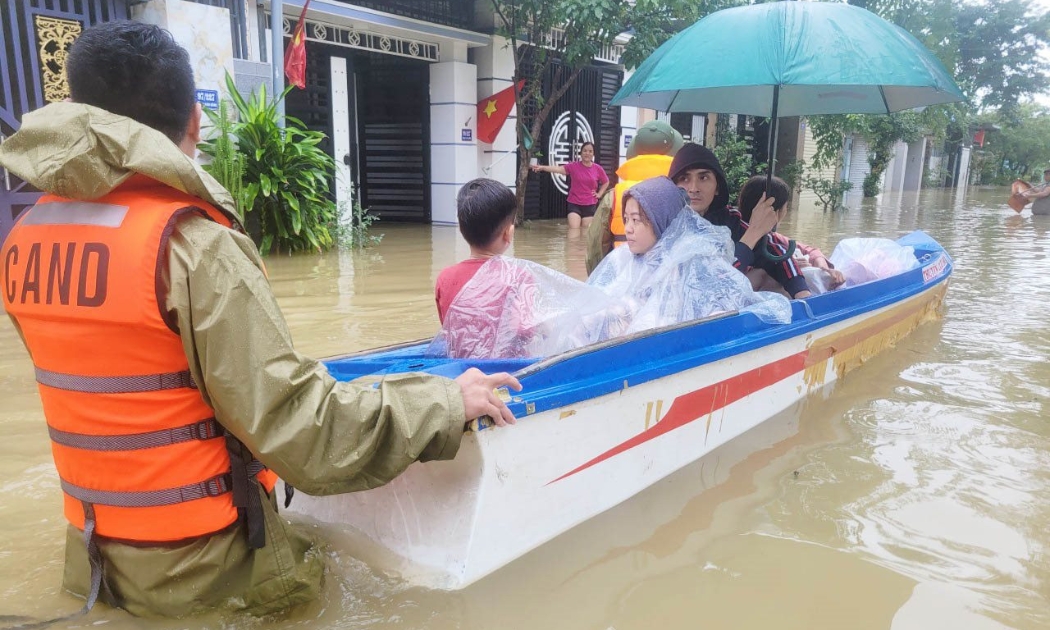 Lực lượng chức năng tỉnh Thừa Thiên Huế hỗ trợ người dân sơ tán