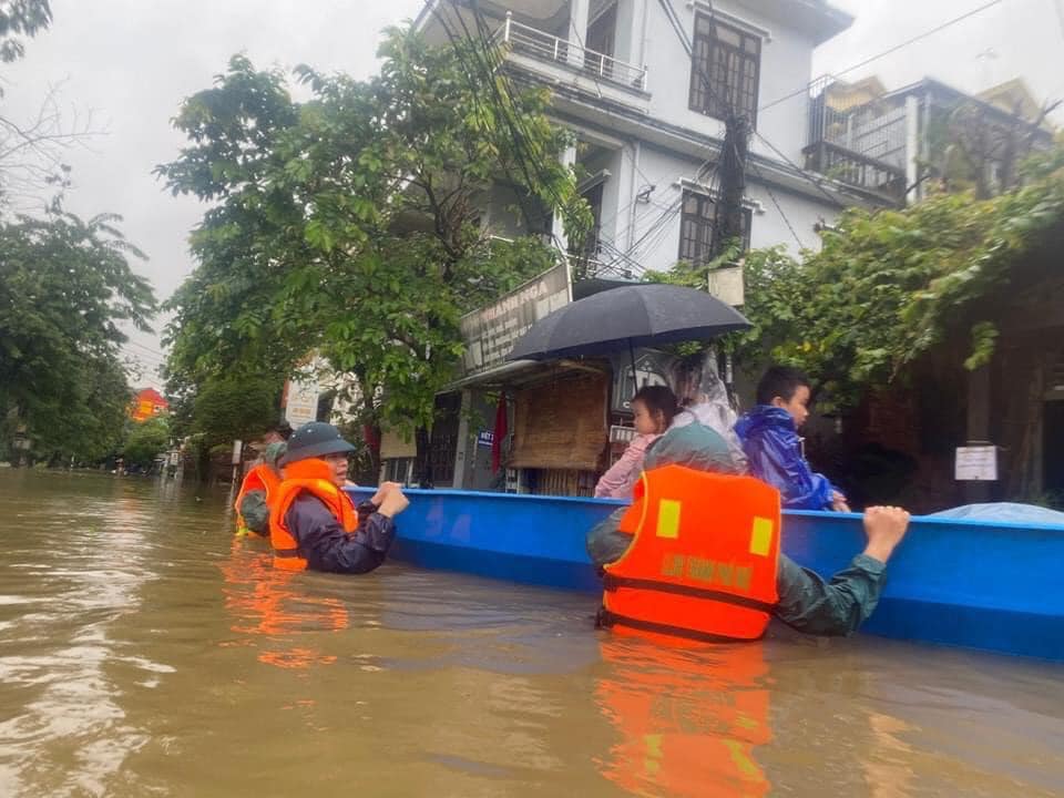 Các chiến sĩ Công an phường An Cựu, thành phố Huế cùng lực lượng tại địa phương đã nhanh chóng sử dụng ghe đưa chị Huỳnh Thị Ý (32 tuổi, ở đường Phan Chu Trinh, TP. Huế) đang mang thai, cùng 2 con nhỏ đến vị trí an toàn. 