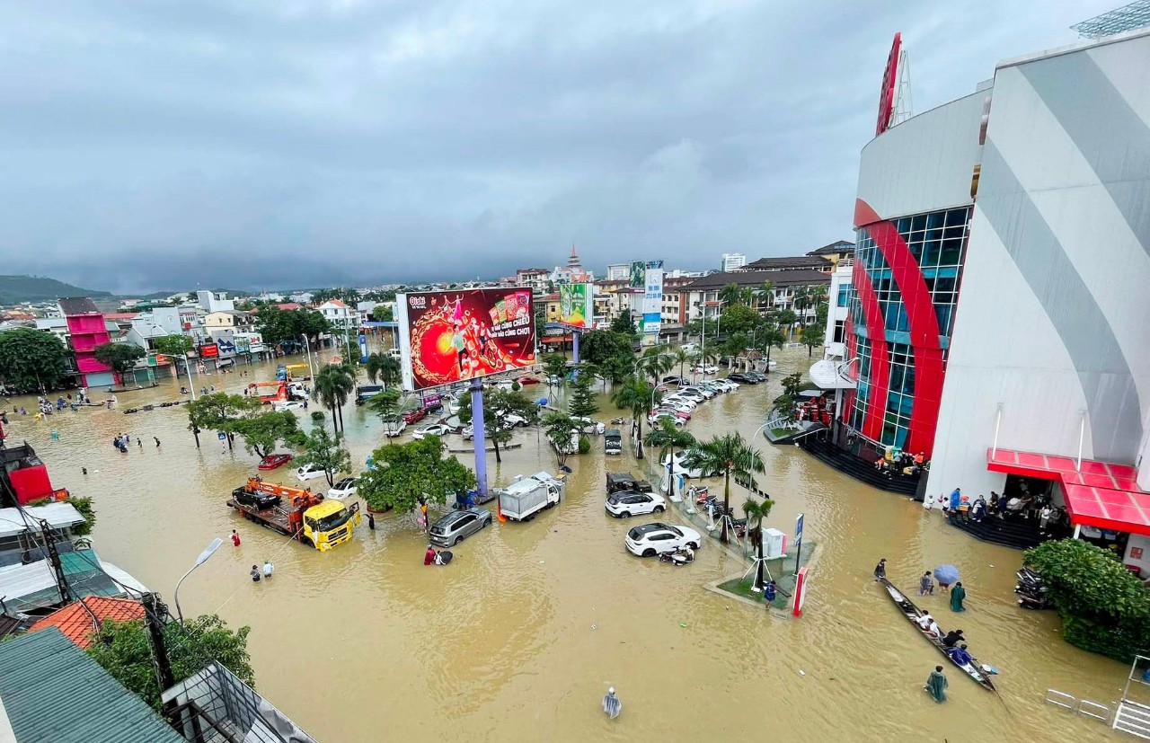 Th&agrave;nh phố Huế ngập trong biển nước