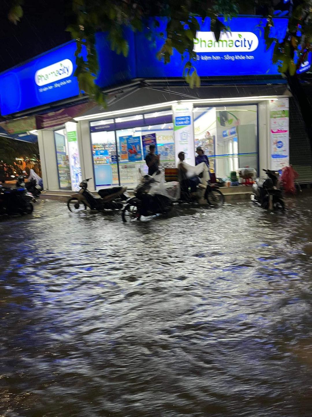 Mưa lớn, nước ngập sâu các chủ phương tiện buộc phải dừng di chuyển
