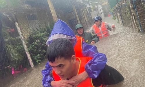 Tình quân - dân trong mưa lũ