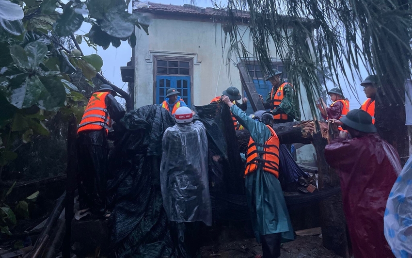 C&aacute;n bộ, chiến sĩ Đồn Bi&ecirc;n ph&ograve;ng Lăng C&ocirc;, huyện Ph&uacute; Lộc (Thừa Thi&ecirc;n Huế) gi&uacute;p d&acirc;n khắc phục hậu quả do gi&oacute; lốc.