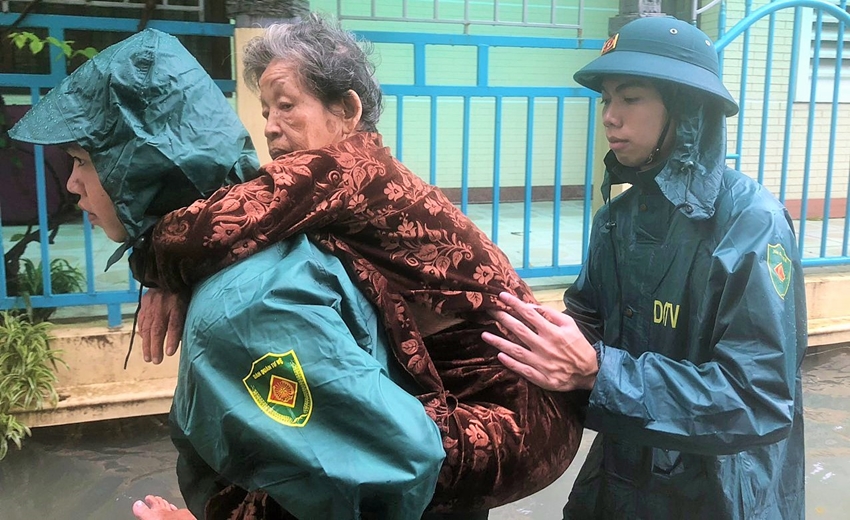 Lực lượng dân quân thành phố Huế di chuyển nhân dân đến nơi tránh trú.