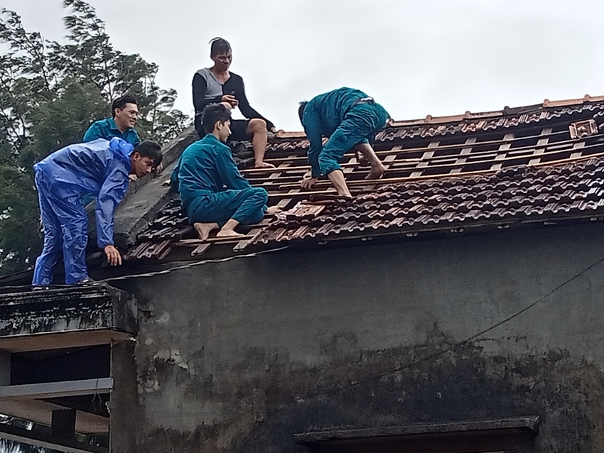 Cán bộ, chiến sĩ lực lượng vũ trang huyện Phú Lộc (Thừa Thiên Huế) giúp dân lợp nhà do lốc xoáy .