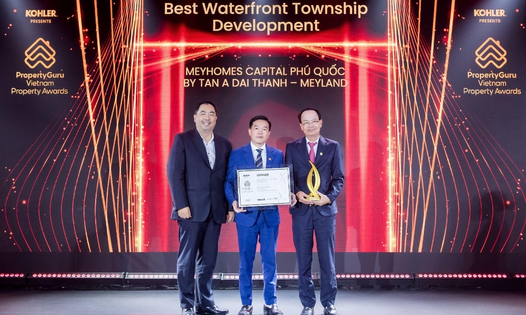 Đại diện Tân Á Đại Thành - Meyland nhận giải thưởng Best Waterfront Township Development 2023.