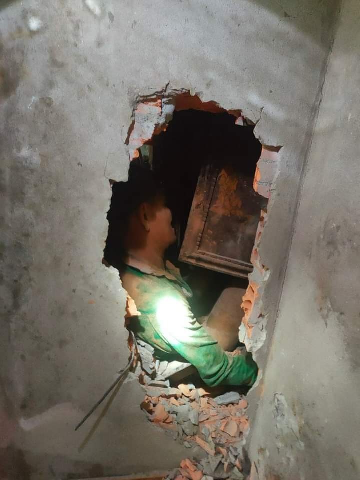 &nbsp;C&ocirc;ng an x&atilde; B&igrave;nh Tiến, thị x&atilde; Hương Tr&agrave; (Thừa Thi&ecirc;n Huế) c&ugrave;ng ch&iacute;nh quyền địa phương đ&atilde; giải cứu 2 vợ chồng bị mắc kẹt, khi&nbsp;h&agrave;ng trăm khối đất đ&aacute; bất ngờ đổ sạt v&agrave;o nh&agrave;