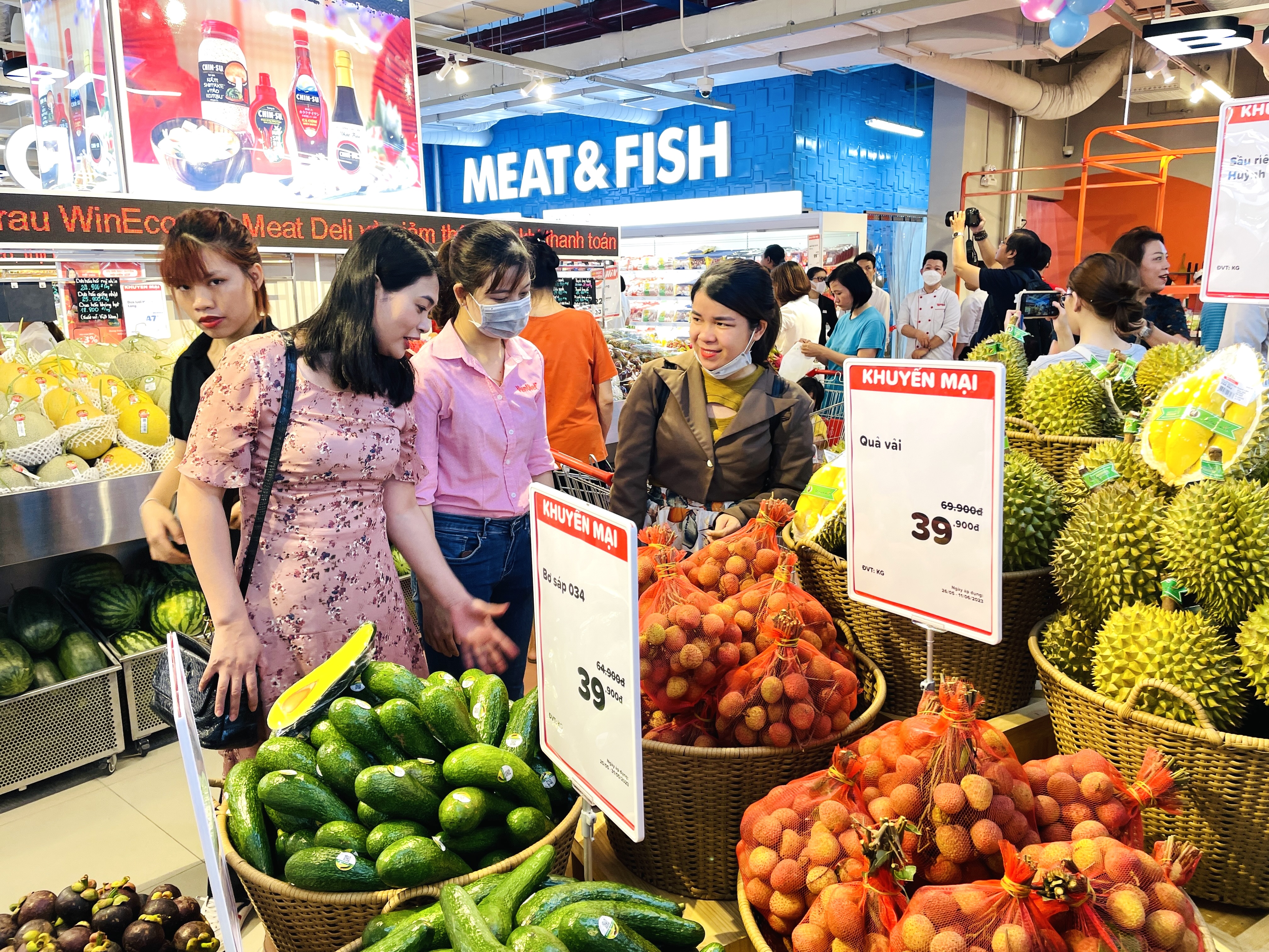 Siêu thị WinMart với đa dạng hàng hóa tươi ngon, được khách hàng tin dùng.