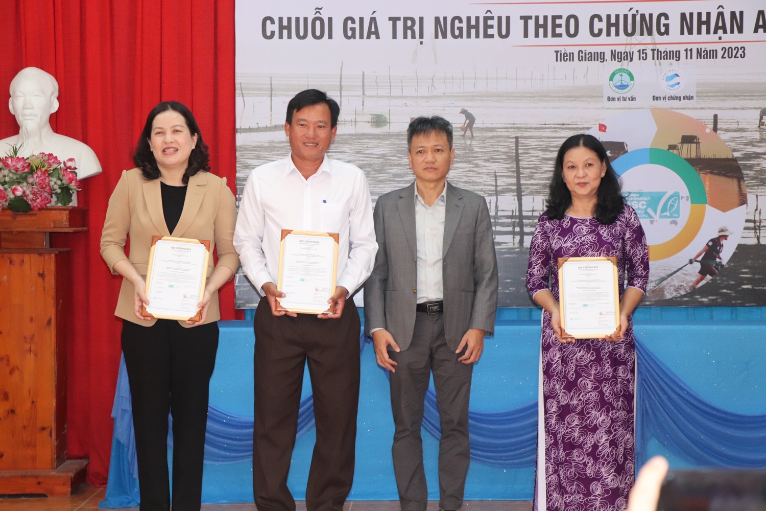 Trao giấy chứng nhận ASC cho nghêu Gò Công Đông.