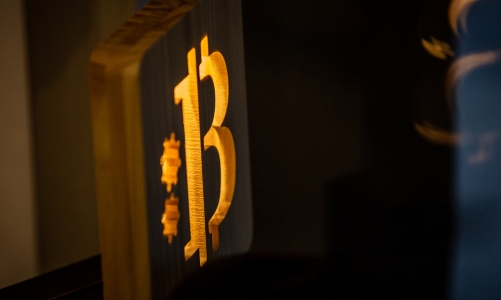 Giá bitcoin lên gần 38.000 USD nhờ hy vọng về quỹ ETF, lãi suất