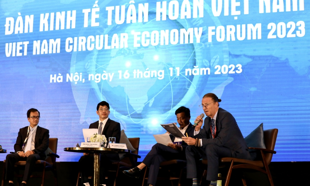 Các diễn giả tham gia thảo luận về việc thúc đẩy kinh tế tuần hoàn trong một số ngành và lĩnh vực. Ảnh: Việt Dũng.
