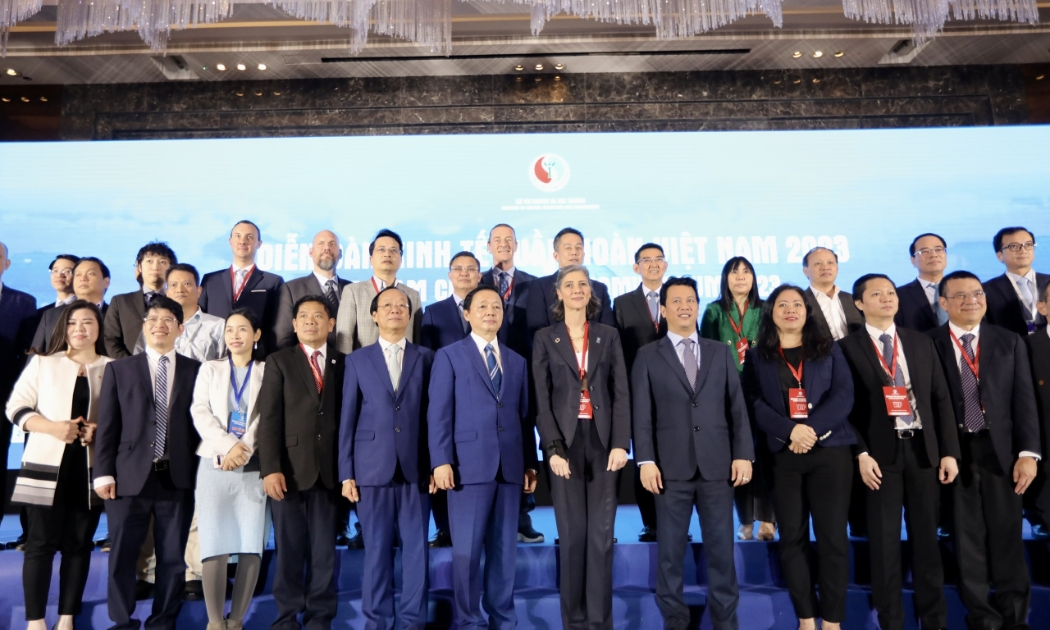 Phó Thủ tướng Chính phủ Trần Hồng Hà chụp ảnh cùng các đại biểu tham dự Diễn đàn Kinh tế tuần hoàn Việt Nam 2023