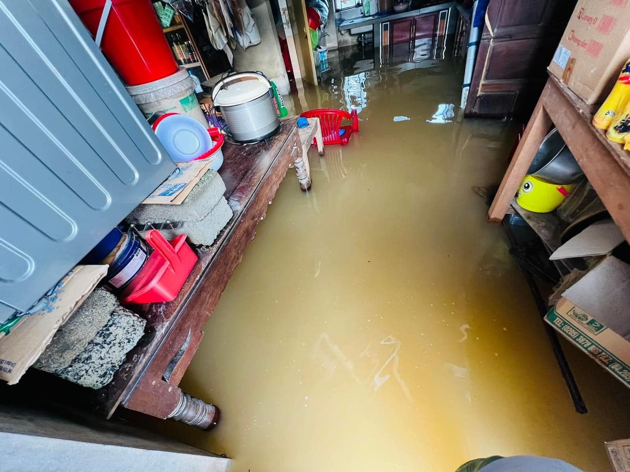Người dân kê cao đồ đạc khi nước ngập sâu vào nhà