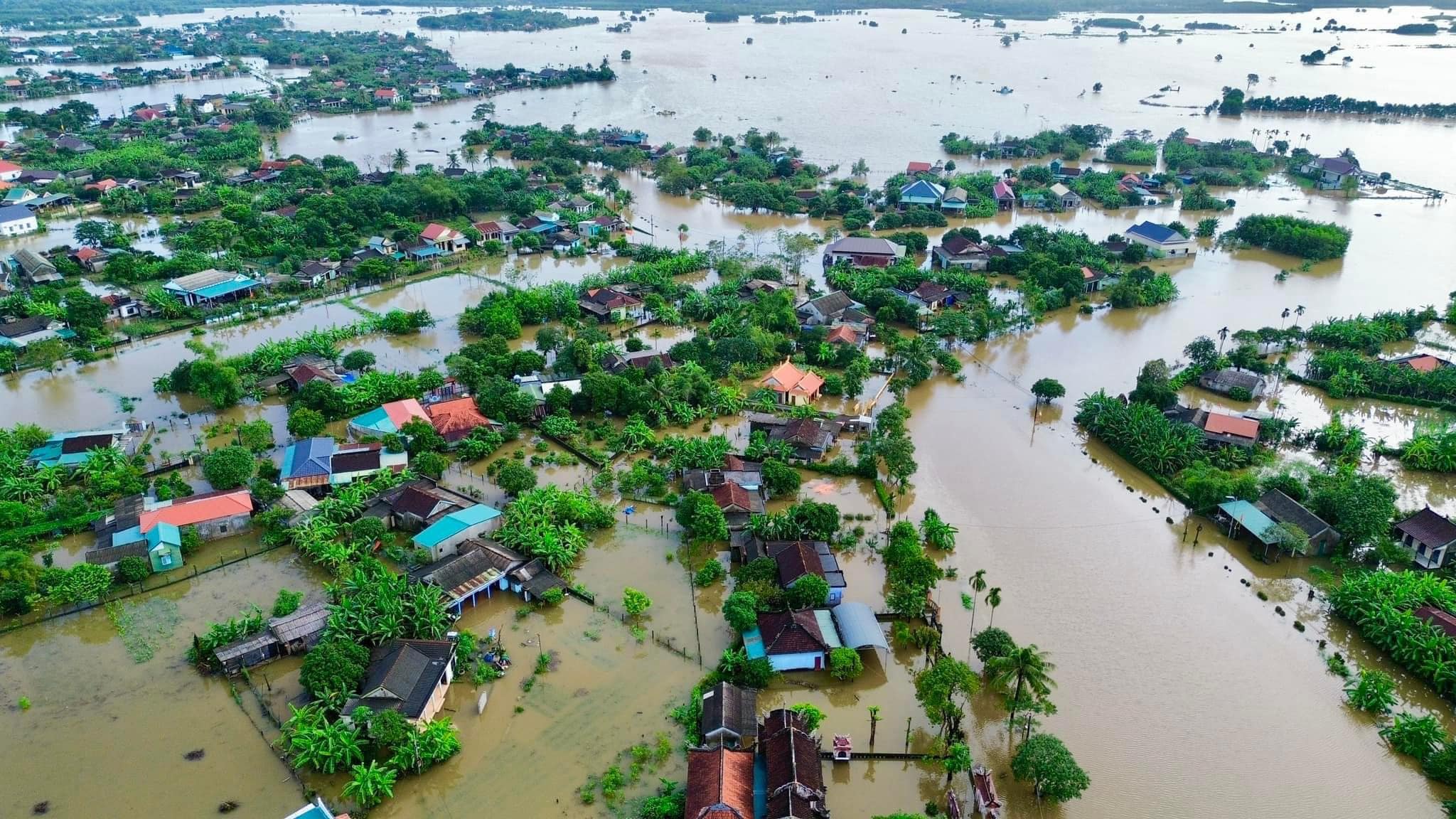 Đến chiều 16/11, những khu dân cư vùng thấp trũng, ven sông thuộc các xã Hải Phong, Hải Chánh, Hải Sơn, Hải Trường, Hải Lâm, Hải Định, Hải Ba, Hải Thượng của huyện Hải Lăng (Quảng Trị) còn hơn 1.800 nhà dân cùng 19 điểm trường học bị ngập từ 0,2 - 0,6m, trên 5.300 học sinh phải nghỉ học để đảm bảo an toàn.