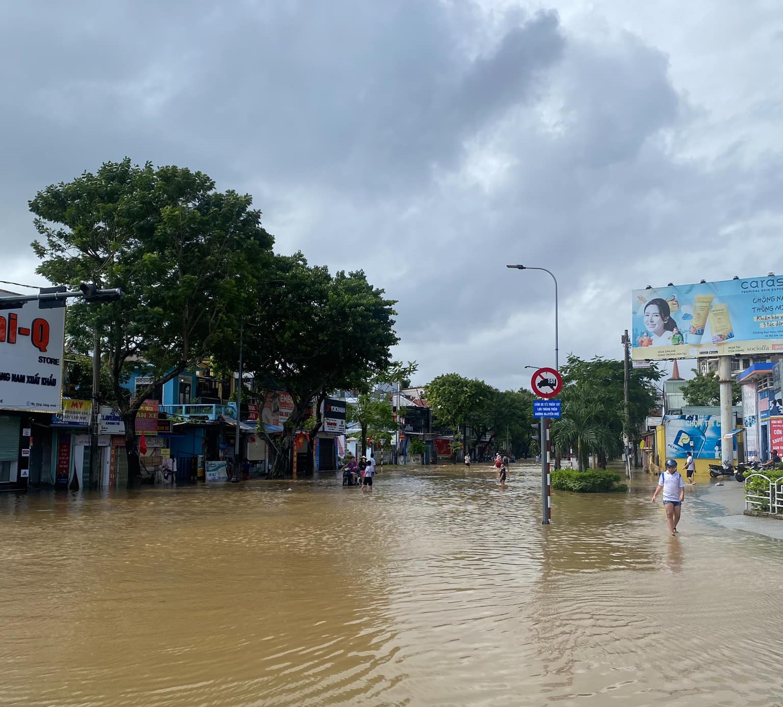 S&aacute;ng 16/11, nhiều tuyến đường ở th&agrave;nh phố Huế&nbsp;nước lũ đ&atilde; r&uacute;t dần