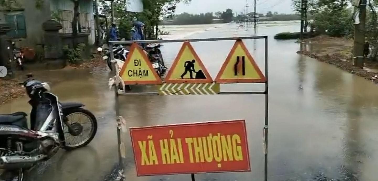 Cầu C&acirc;u Nhi - Hải T&acirc;n đ&atilde; bị sụt l&uacute;n, nứt g&atilde;y kh&ocirc;ng qua, v&igrave; được lực lượng chức năng đ&atilde; đặt biển cảnh b&aacute;o