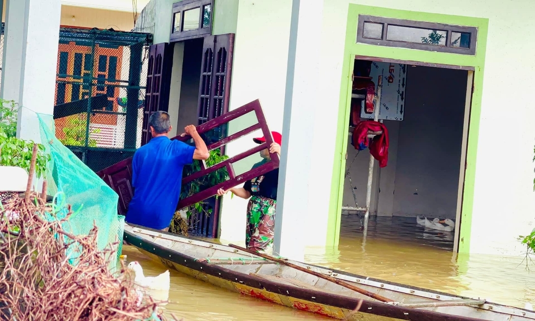 Người dân huyện Hải Lăng, tỉnh Quảng Trị di dời đồ đạc khi nước tràn vào nhà
