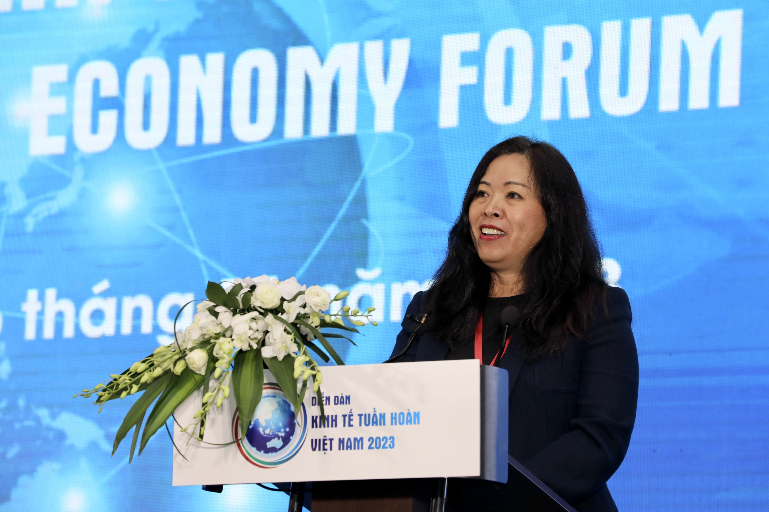 Bà Nguyễn Thị Bích Vân, Chủ tịch Unilever Việt Nam chia sẻ về sáng kiến xây dựng kinh tế tuần hoàn trong quản lý rác thải nhựa thông qua mô hình hợp tác công tư. Ảnh: Việt Dũng.