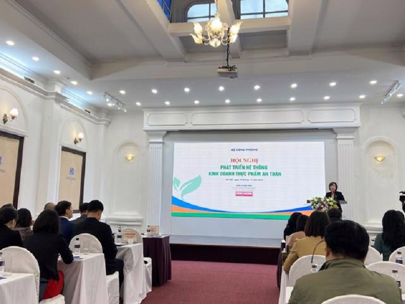 Bà Lê Việt Nga phát biểu tại hội nghị.