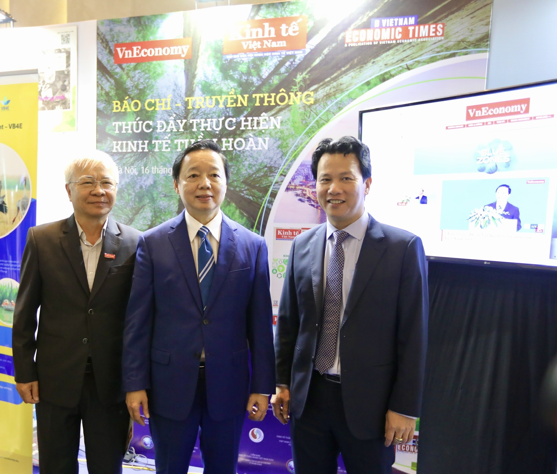 Từ tr&aacute;i sang phải: Tiến sĩ Chử Văn L&acirc;m, Tổng bi&ecirc;n Tập Tạp ch&iacute; Kinh tế Việt Nam/VnEconomy đ&atilde; giới thiệu với Ph&oacute; Thủ tướng Trần Hồng H&agrave; (người thứ 2) v&agrave; Bộ trưởng Bộ T&agrave;i nguy&ecirc;n & M&ocirc;i trường Đặng Quốc Kh&aacute;nh (người thứ 3) về chiến lược hoạt động của Tạp ch&iacute; Kinh tế Việt Nam trong nhiều năm qua nhằm th&uacute;c đẩy kinh tế tuần ho&agrave;n của Việt Nam.