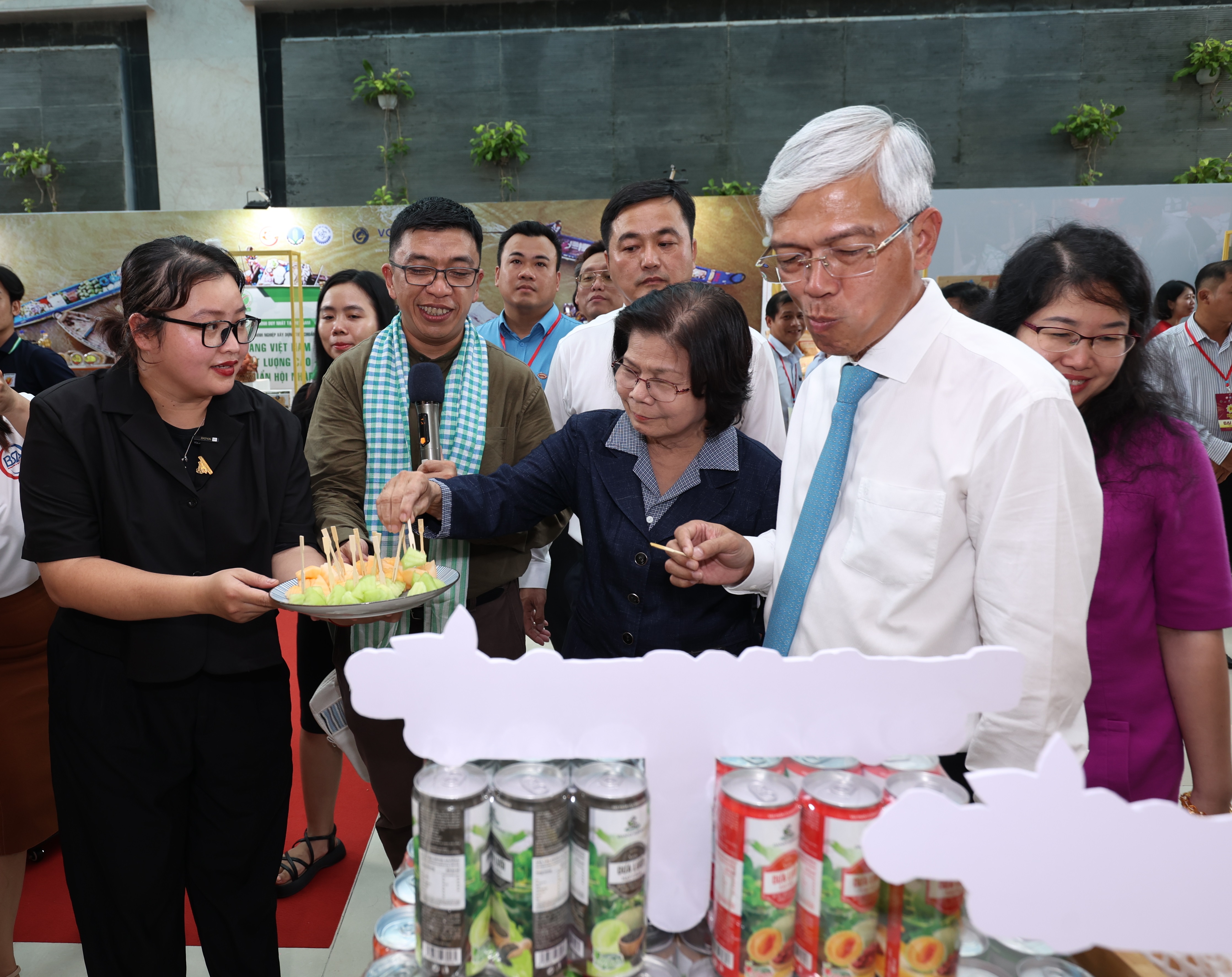 Khai mạc Triển lãm trong khuôn khổ Diễn đàn Mekong Connect 2023 với chủ đề "Nền kinh tế xanh và bền vững của Việt Nam" chiều 15/11.