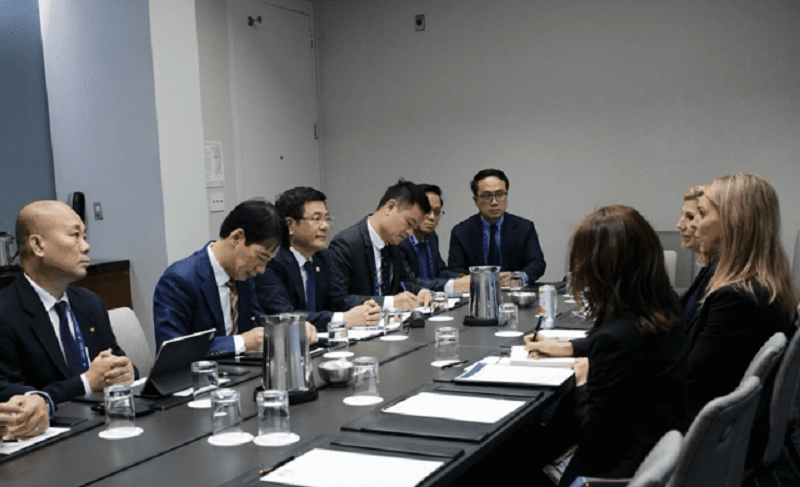 Bộ trưởng Nguyễn Hồng Di&ecirc;n tiếp b&agrave; Andrea Allbright.