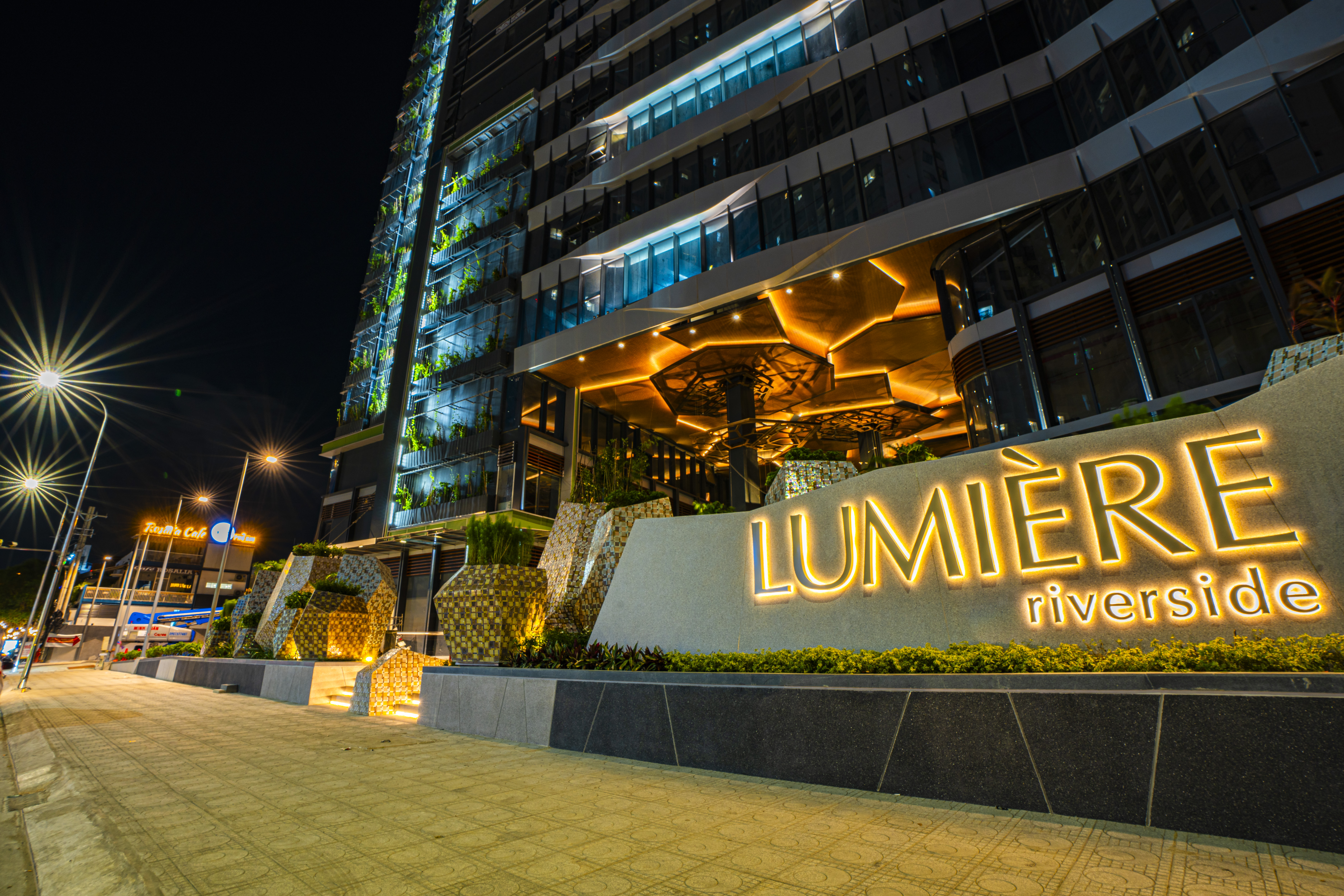 Cảnh quan dự án LUMIÈRE riverside ngày và đêm. Công tác thi công được triển khai đến tầng cao nhất, chuẩn bị đón cư dân và nhân viên khối văn phòng cuối 2023. Ảnh: Quốc Huy.