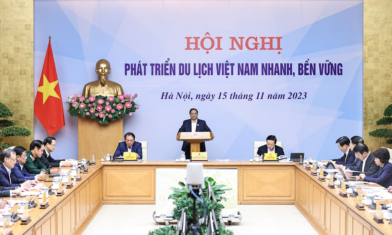 Thủ tướng Chính phủ Phạm Minh Chính chủ trì hội nghị phát triển du lịch Việt Nam nhanh, bền vững sáng ngày 15/11 tại Hà Nội.