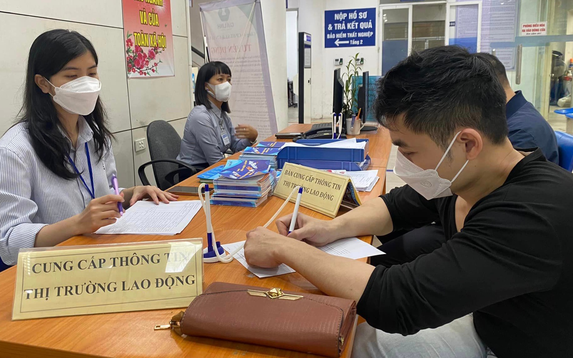 Tư vấn việc làm cho lao động trẻ tại sàn việc làm Hà Nội. Ảnh - Thanh Bình.