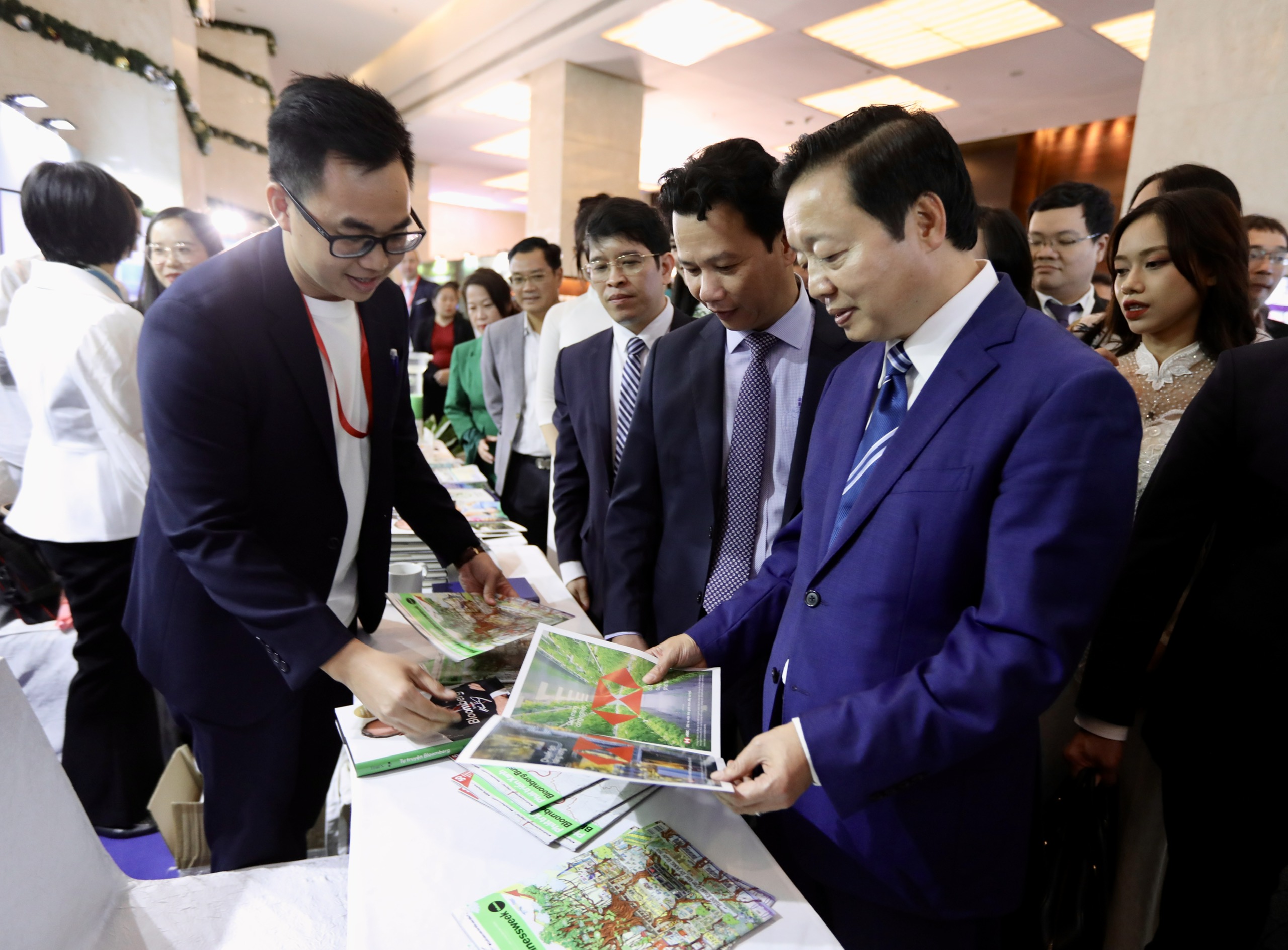 Ph&oacute; Thủ tướng Trần Hồng H&agrave; thăm c&aacute;c gian trưng b&agrave;y.