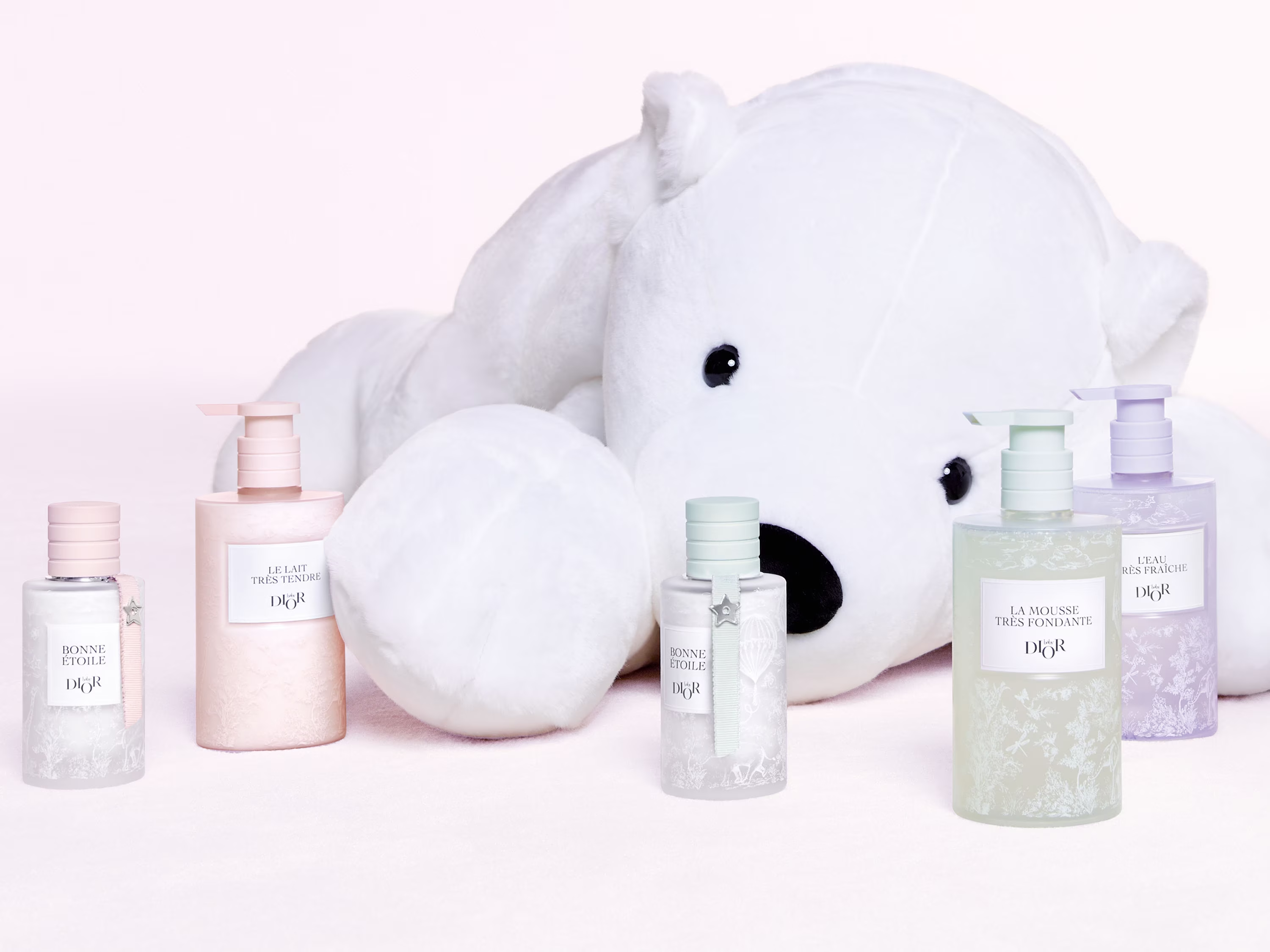 Dòng mỹ phẩm Baby Dior dành cho trẻ sơ sinh bao gồm 4 sản phẩm: nước hoa, dầu tắm gội, sữa rửa mặt và kem dưỡng da.