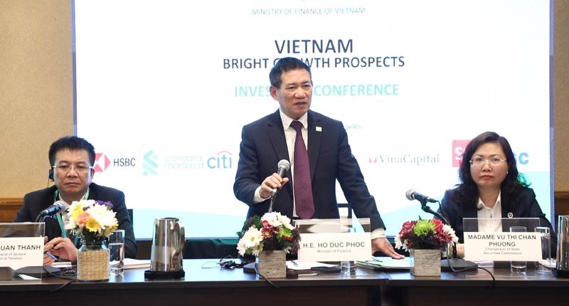 Minister of Finance Ho Duc Phuoc addressing the investment promotion conference in Los Angeles on November 14.
