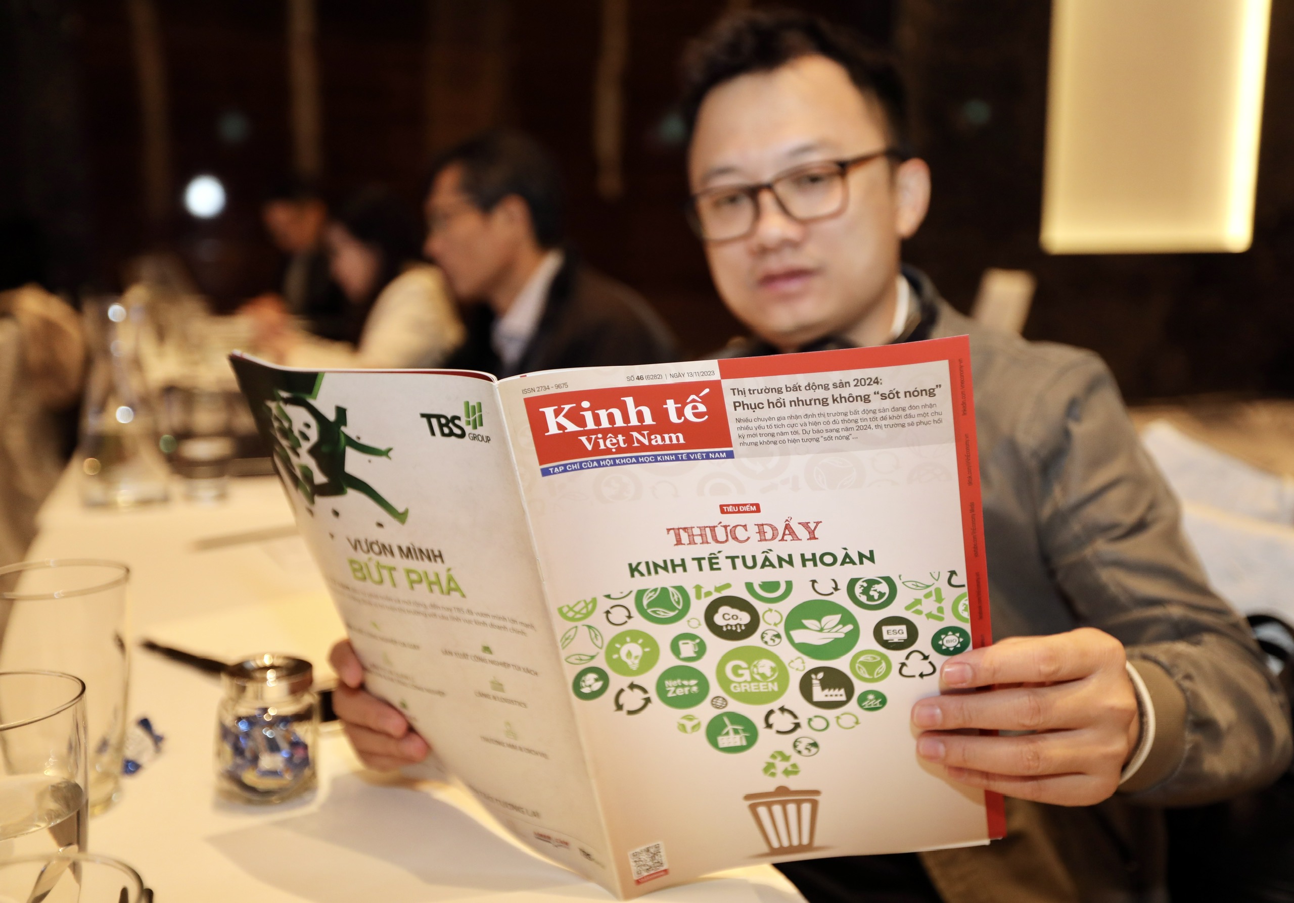 C&aacute;c b&agrave;i viết chuy&ecirc;n s&acirc;u về kinh tế tuần ho&agrave;n được phản &aacute;nh đầy đủ, đa chiều trong số ra mới nhất của Tạp ch&iacute; Kinh tế Việt Nam ph&aacute;t h&agrave;nh ng&agrave;y 13/11/2023. Nhiều đại biểu đ&aacute;nh gi&aacute; cao những th&ocirc;ng tin m&agrave; Tạp ch&iacute; Kinh tế Việt Nam đ&atilde; đăng tải.&nbsp;