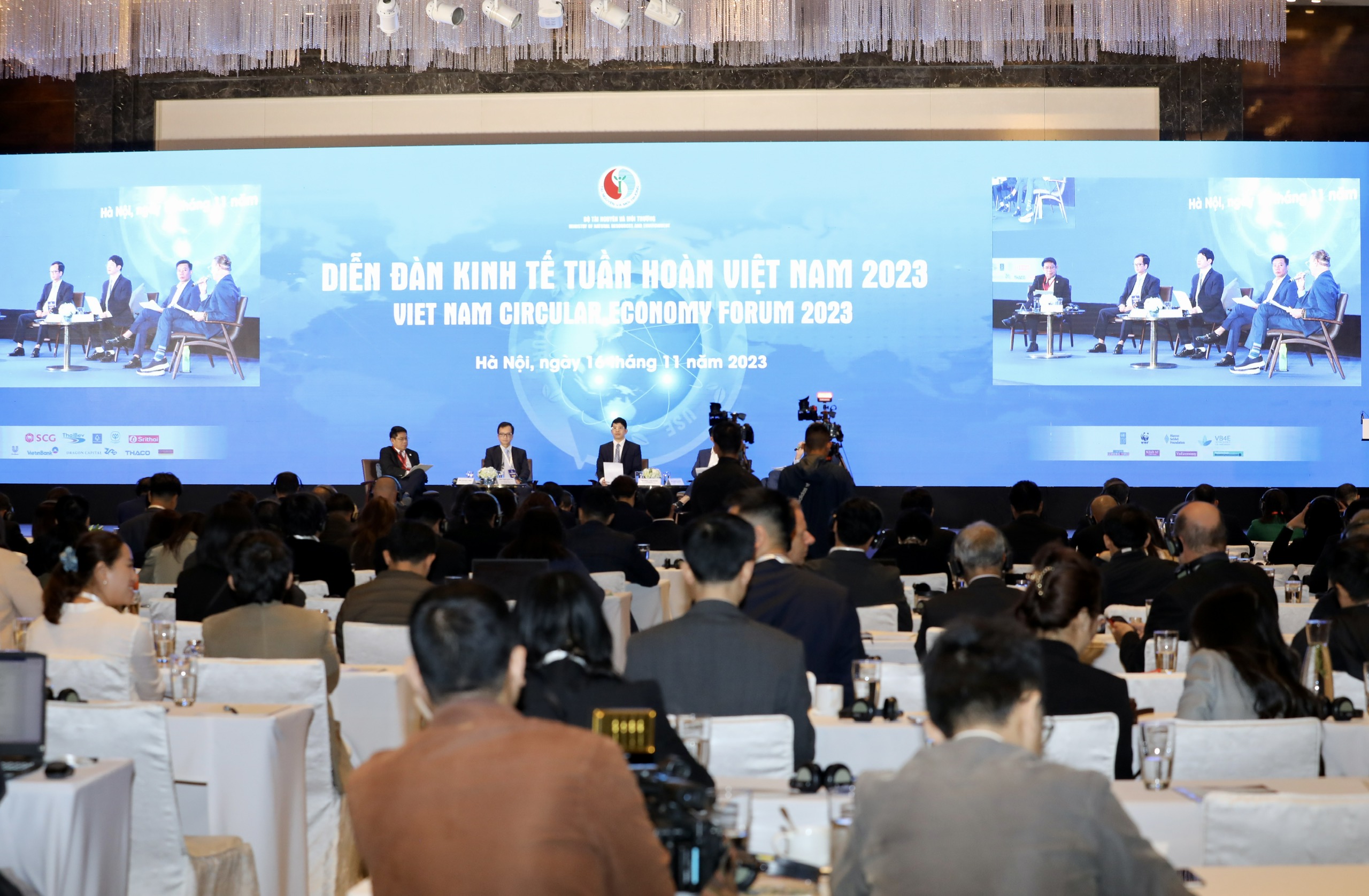 Tại Diễn đàn, trong phiên toàn thể diễn ra vào buổi sáng ngày 16/11/2023, các nhà lãnh đạo, đối tác trong nước và quốc tế thảo luận về Dự thảo Kế hoạch hành động quốc gia thực hiện kinh tế tuần hoàn và lộ trình triển khai.