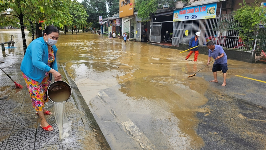 Người dân thành phố Huế tham gia làm sạch đường phố sau mưa lũ