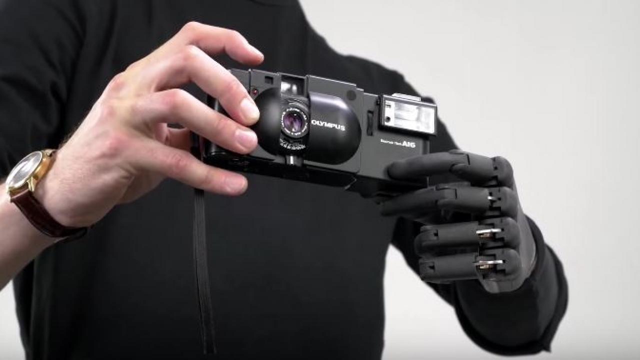 Cánh tay robot đang giúp thay đổi cuộc sống của nhiều người khuyết tật