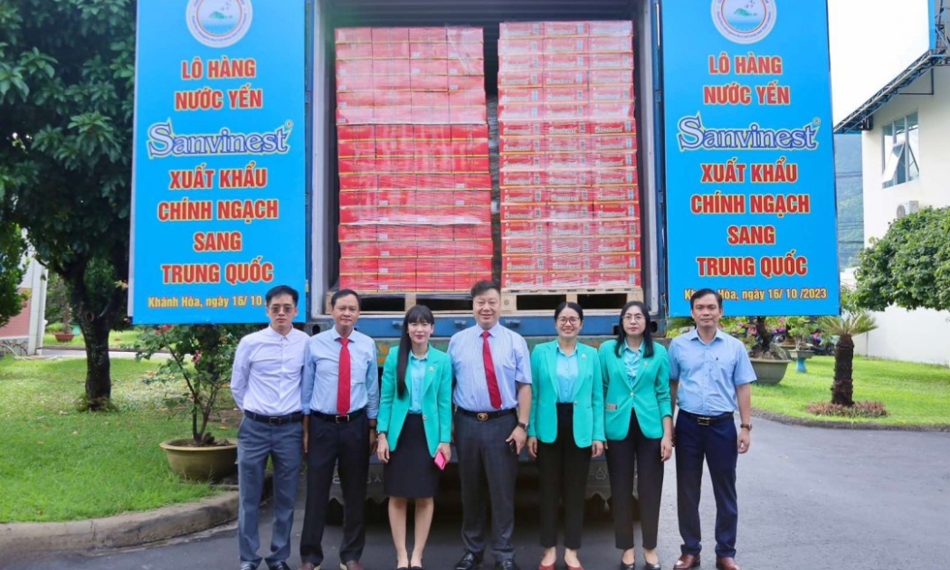Lãnh đạo Công ty Cổ phần nước giải khát Yến sào Khánh Hòa cùng đối tácTrung Quốc bên lô nước yến Sanvinest xuất sang Trung Quốc.