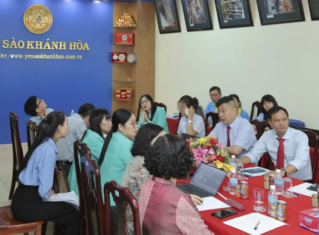 Đối tác Trung Quốc làm việc trực tiếp tại Công ty Cổ phần Nước giải khát Yến sào Khánh Hòa.