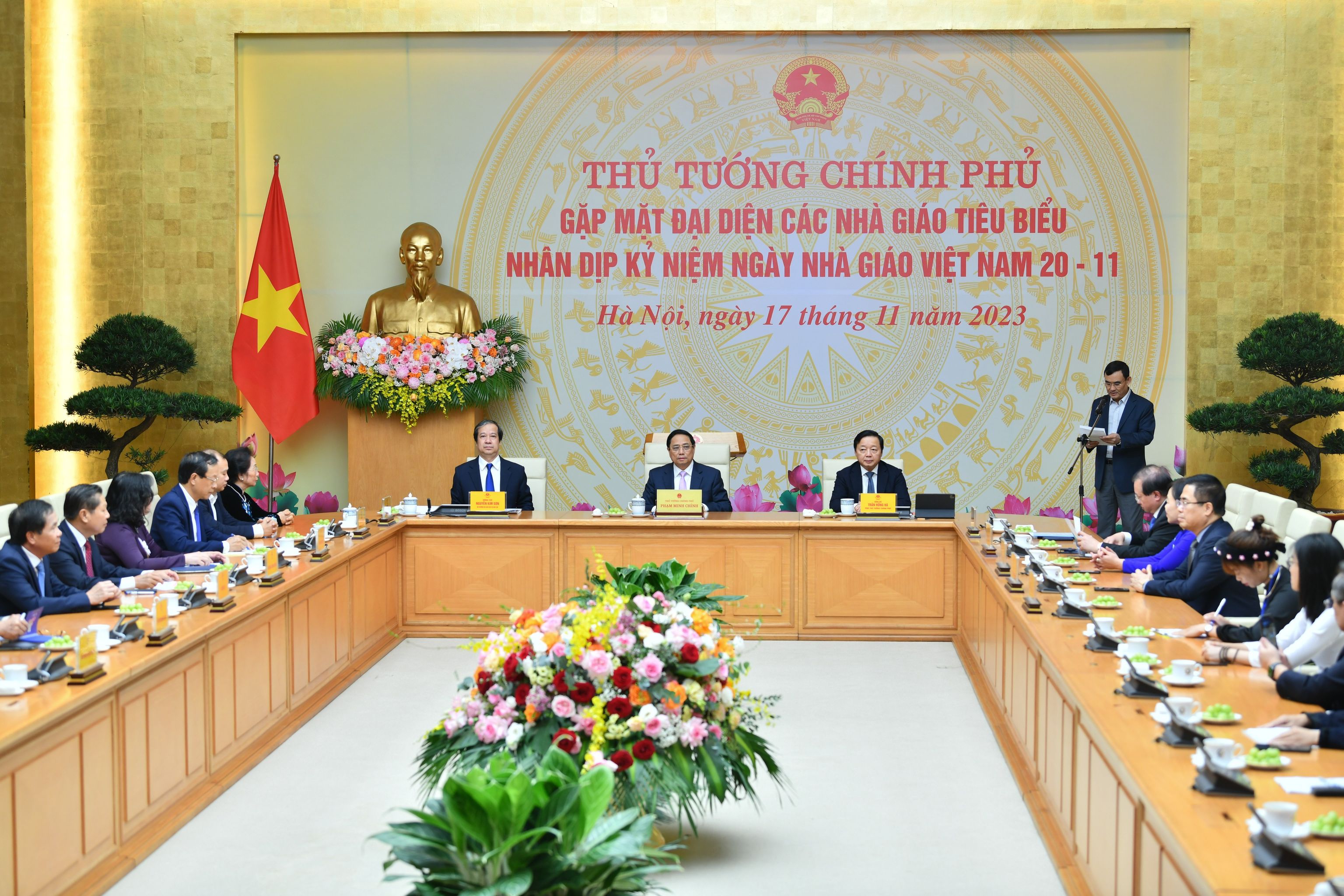 Thủ tướng Chính phủ gặp mặt đại diện các nhà giáo tiêu biểu. Ảnh: VGP