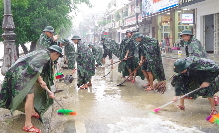 Bộ đội giúp dân dọn dẹp vệ sinh tại phường Gia Hội và Đông Ba, thành phố Huế.