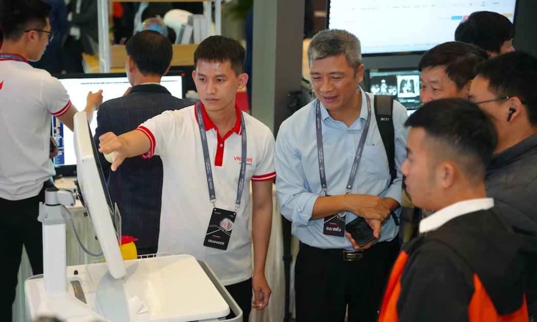 Các đại biểu và khách mời trải nghiệm các ứng dụng số tại sự kiện Viettel DX 2023.