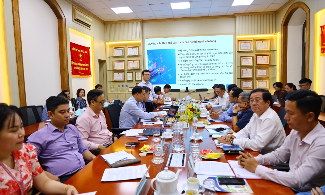 Đoàn giám sát UBMTTQ Việt Nam TP.HCM làm việc với Sở Thông tin và Truyền thông TPHCM chiều 16/11. Ảnh: TTBC/Huyền Mai.