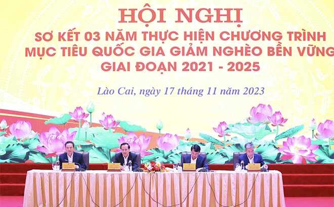 Hội nghị sơ kết 3 năm chương trình giảm nghèo. Ảnh - TTXVN.