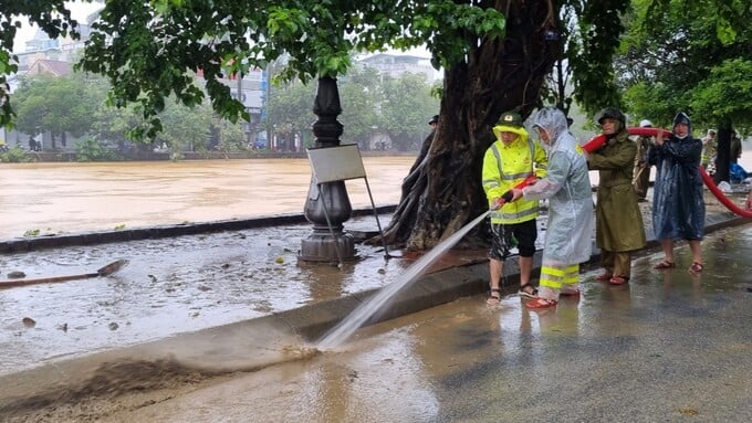 Đoàn thanh niên Công an thành phố Huế tổ chức dọn dẹp vệ sinh tại các tuyến phố.