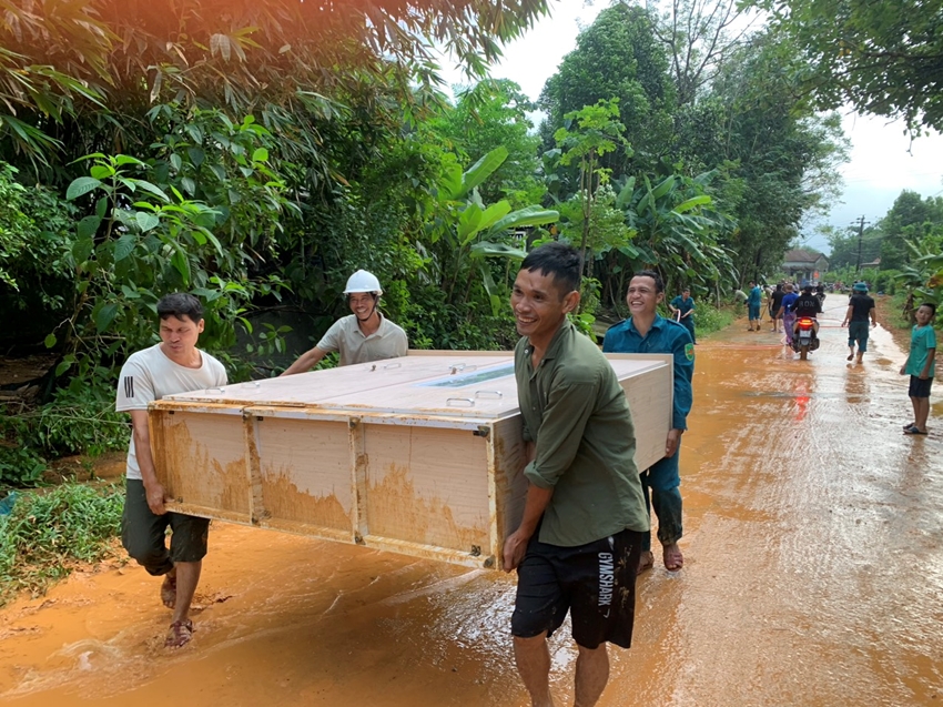  Lực lượng chức năng huyện Hương Trà hỗ trợ người dân sơ tán tránh lũ trở về nơi ở ổn định.