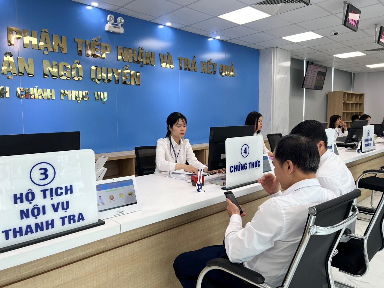 Thực hiện dịch vụ công trực tuyến giúp giảm phí và lệ phí cho người dân