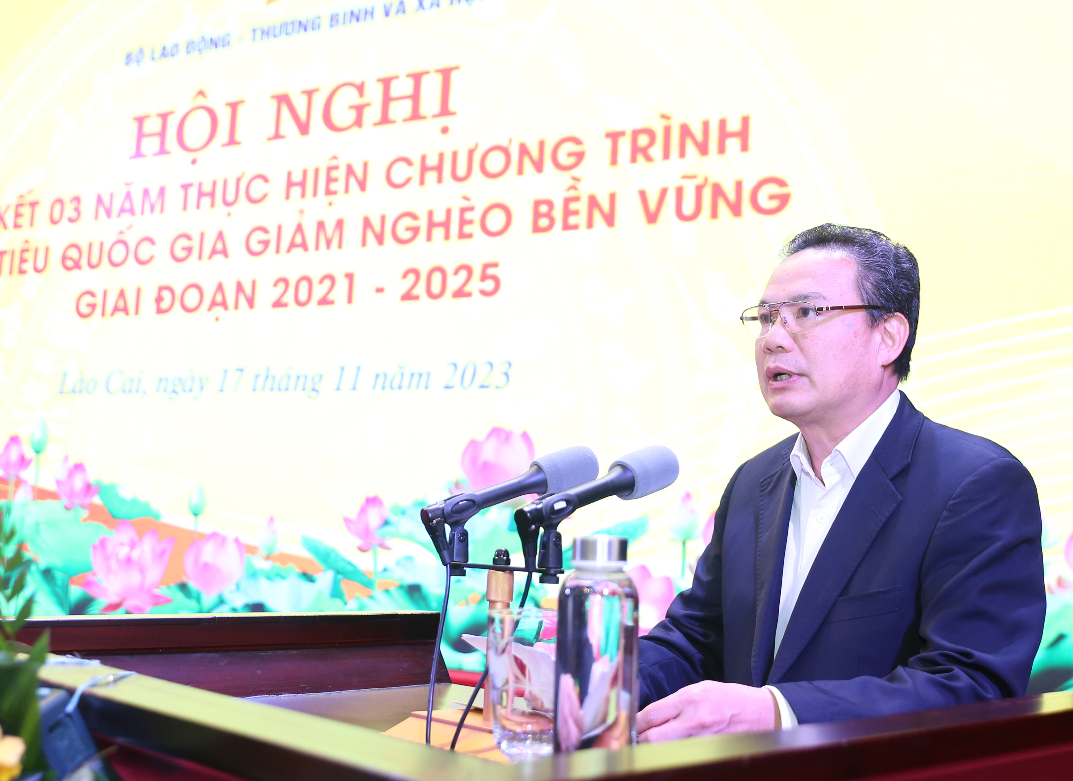 Thứ trưởng Bộ Lao động – Thương binh và Xã hội Lê Văn Thanh thông tin về kết quả chương trình. Ảnh - TTXVN. 