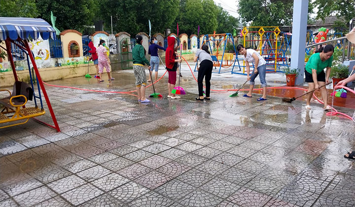 Các trường học trên địa bàn tỉnh Thừa Thiên Huế tập trung dọn dẹp vệ sinh sạch sẽ để đón học sinh trở lại trường sau những ngày mưa lũ.